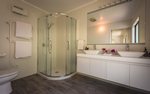 Waiheke Golden Sands: Master ensuite3