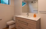 Waiheke Golden Sands: Downstairs bathroom