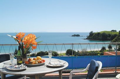 Waiheke Palm Beach Lodge: table