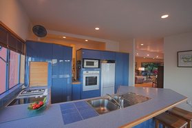 Waiheke Palm Beach Lodge: kitchen