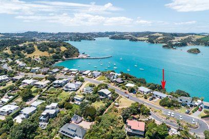 Waiheke Ocean View: Drone shot looking up to Anzac Bay