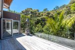 Waiheke Inside Out House: Surrounding bush