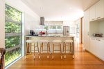 Waiheke Inside Out House: Kitchen seating
