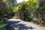 Waiheke Inside Out House: Driveway