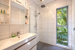 Waiheke Inside Out House: Bathroom