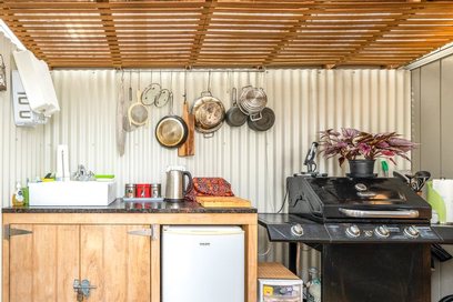 Waiheke Koru Cabin: BBQ and kitchenette facilities