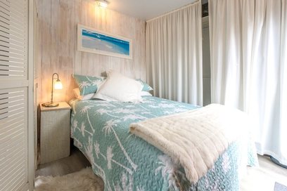 Waiheke Surfdale Studio: Double bed