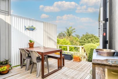 Waiheke Surfdale Studio: Deck