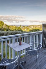 Waiheke Church Bay Escape - Apartment 3: 10 minute walk to Oneroa village