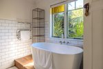 Waiheke Contego Cottage: Bath