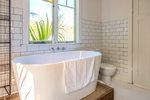 Waiheke Contego Cottage: Bath