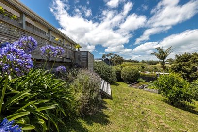 Waiheke Maysies Cottage: Back garden view