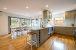 Waiheke Bay Breeze Retreat: Kitchen and dining area