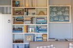 Waiheke L'Appartement Bleu: Book shelf