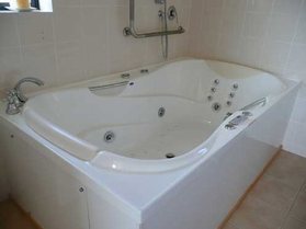 Waiheke Island Dream Cottage: Spa Bath